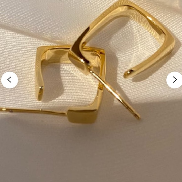Gold minimalist Hoops! 6 PAIRS - Picture 2 of 4